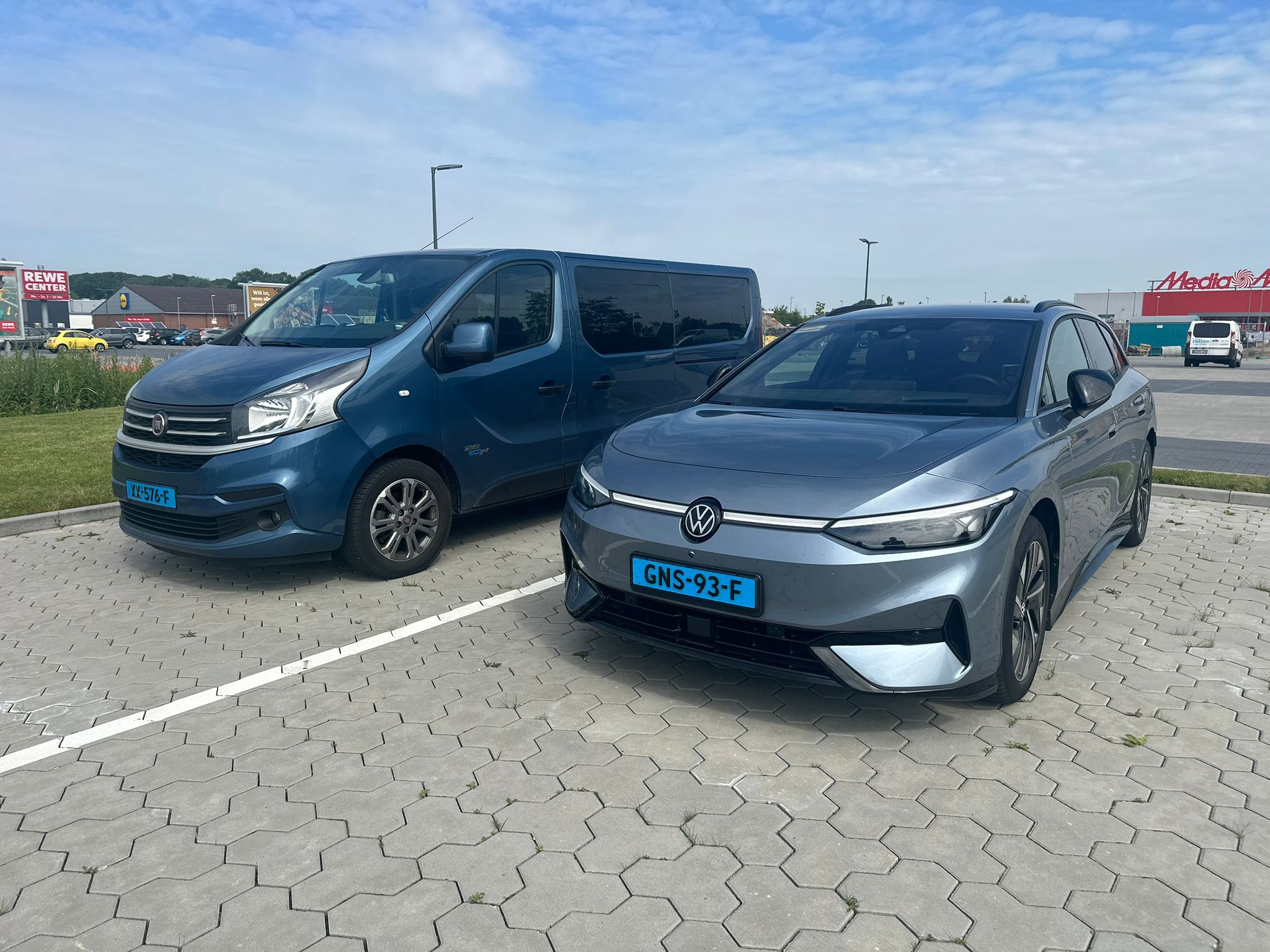 Kaihan Taxi busvervoer — personenbus naast elektrische taxi