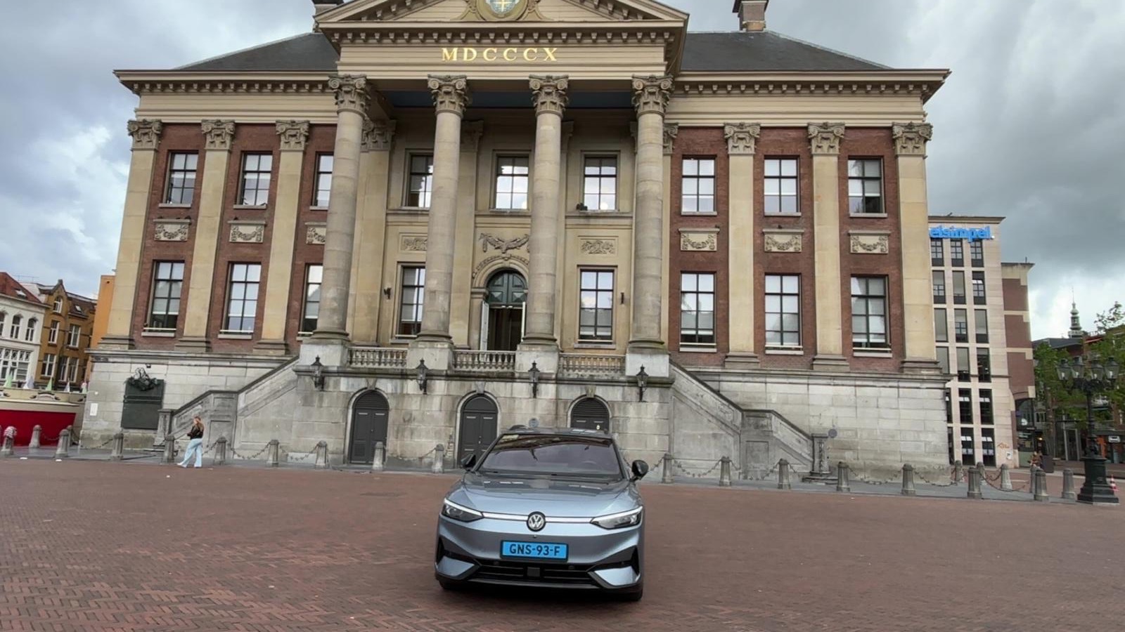Kaihan Taxi elektrisch voertuig voor het Stadhuis van Groningen